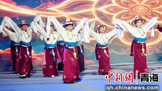 图为文艺演出。郭红霞 摄 图为文艺演出。郭红霞 摄