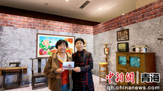图为时光照相馆打造复古怀旧场景,为老人拍摄重阳纪念照片并免费打印。祁绣娟 摄 图为时光照相馆打造复古怀旧场景,为老人拍摄重阳纪念照片并免费打印。祁绣娟 摄
