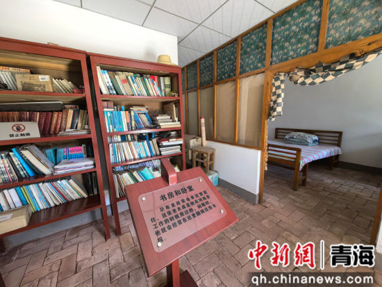 图为参访团在尕布龙故居。李隽 摄 图为参访团在尕布龙故居。李隽 摄