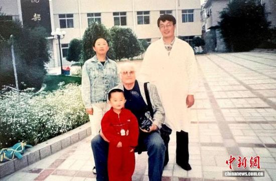 图为湟源县人民医院工会主席范龙(右一)手机里保存的一家人与柏大卫的合影照片。 祁增蓓 摄 图为湟源县人民医院工会主席范龙(右一)手机里保存的一家人与柏大卫的合影照片。 祁增蓓 摄