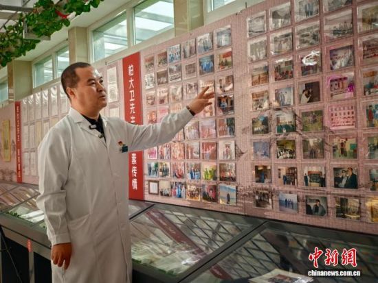 图为湟源县人民医院院长黄炯介绍柏大卫来湟源“探亲”的老照片。 祁增蓓 摄 图为湟源县人民医院院长黄炯介绍柏大卫来湟源“探亲”的老照片。 祁增蓓 摄