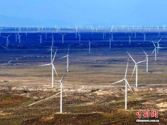 9月17日,航拍青海海南千万千瓦级可再生能源基地风电产业园区。(无人机照片)王国栋 摄 9月17日,航拍青海海南千万千瓦级可再生能源基地风电产业园区。(无人机照片)王国栋 摄