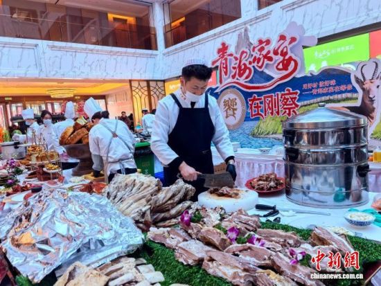 资料图为2026年“青海家宴”在青海省海北州刚察县开年首秀。李隽 摄 资料图为2026年“青海家宴”在青海省海北州刚察县开年首秀。李隽 摄