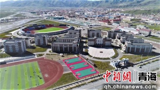 图为果洛州职业技术学校航拍图。(无人机照片)李庆摄 图为果洛州职业技术学校航拍图。(无人机照片)李庆摄