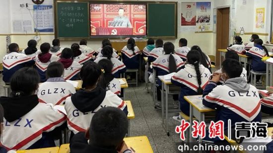 图为果洛州职业技术学校组织开展主题活动。李庆摄 图为果洛州职业技术学校组织开展主题活动。李庆摄