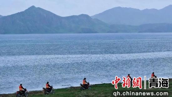 图为牧民生态管护队在例行巡查。李庆摄 图为牧民生态管护队在例行巡查。李庆摄