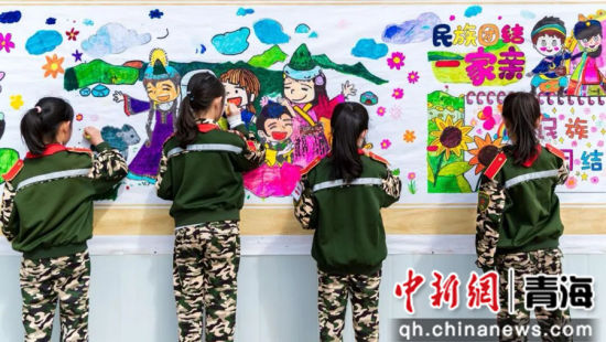 图为小学生参与民族团结主题绘画征文活动。李庆摄 图为小学生参与民族团结主题绘画征文活动。李庆摄