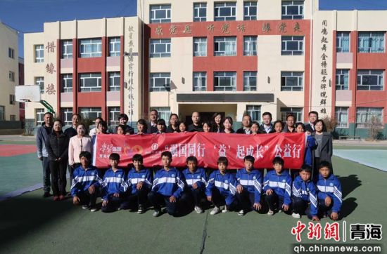 图为捐赠活动后合影留念。 张忠苹 摄 图为捐赠活动后合影留念。 张忠苹 摄