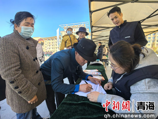 图为现场发放消费券。李隽 摄 图为现场发放消费券。李隽 摄