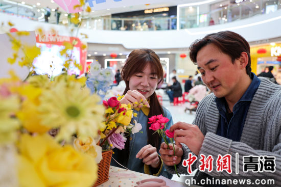 ͼΪ����ҹУѧԱ�ֳ������廨��Ѧ�� ��