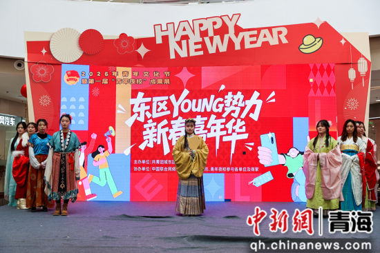 ͼΪ�ֳ�����ҹУѧԱչʾ��ͳ���Ρ�Ѧ�� ��