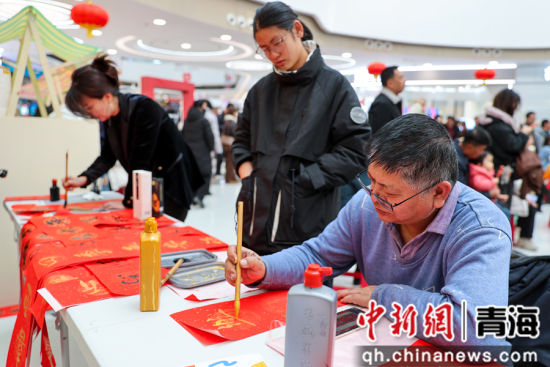 ͼΪ����ҹУ�ڿν�ʦ�ֳ���д������Ѧ�� ��