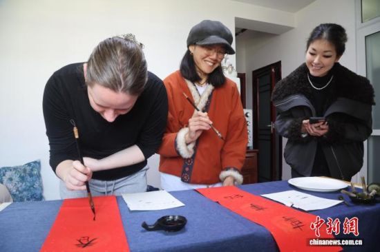 ͼΪ����Ų������ѧ����ɯ(Elisabeth)(��һ)����ô����ѧ������(Anne��kim)(���)������˹����ѧ���߫h(Alina)(����)����д��������������ƻ ��