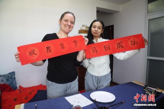 ͼΪ����Ų������ѧ����ɯ(Elisabeth)(��һ)�������ɹŹ�����ѧ������(Jibck)չʾ��д�Ķ�������������ƻ ��