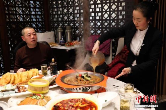 ͼΪ�����ڸոճ����ĺ����Ｙ����ʳ�͡���������