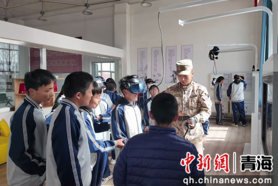 ͼΪѧ������VR�豸�� ��������