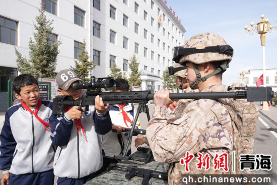 ͼΪѧ����������װ���� ��������