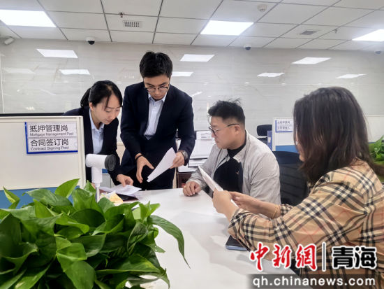 ����ͼΪ�����ຣʡ�����ջݽ��ڷ������Ĺ�����Ա����Ϊ�ͻ�������Ѻ����ҵ�� ��������