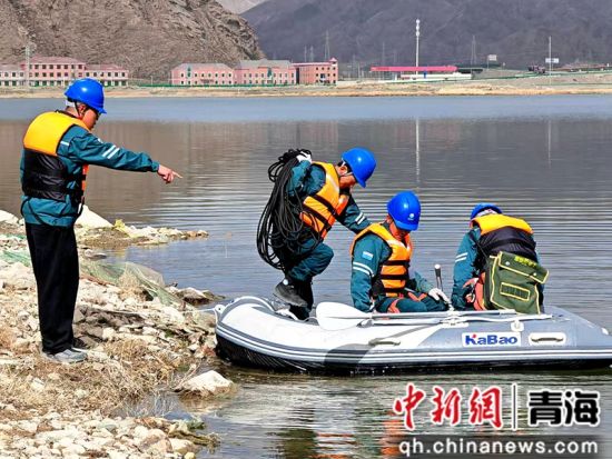 ͼΪ������������Ա������Ƥ��ͧǰ�����Ĺµ��ϵ����������չ�豸��ȱ��ҵ�����͵� ��