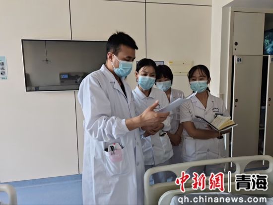 ͼΪ�����Ի�ʿ��������Ҵ�ͷ���Ӱ�鷿�����Ժ ��ͼ