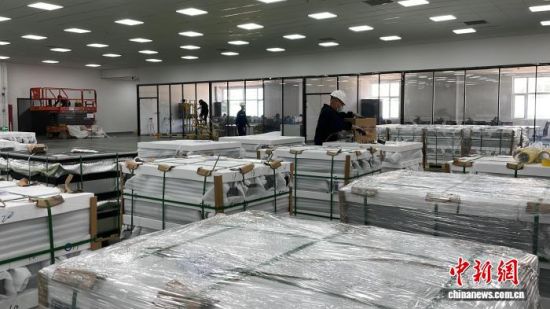 图为西宁市某新能源企业生产车间。(资料图)孙睿 摄